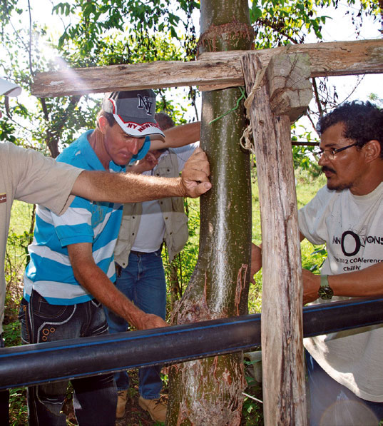 Humberto Rios Labrada im Austausch mit Bauern