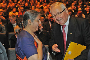 Klaus Töpfer im Gespräch mit OWA-Jury-Mitglied Vandana Shiva